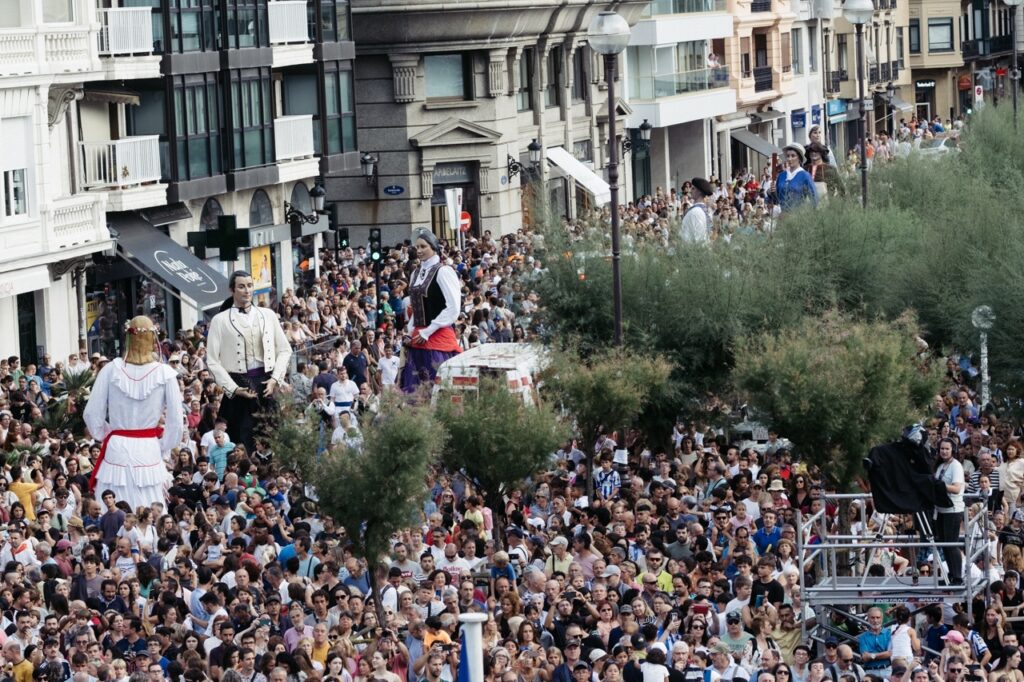 XE4S8408 Cuatro detenidos en el inicio de las fiestas por asaltos violentos en la Parte Vieja y en el Paseo de la Concha