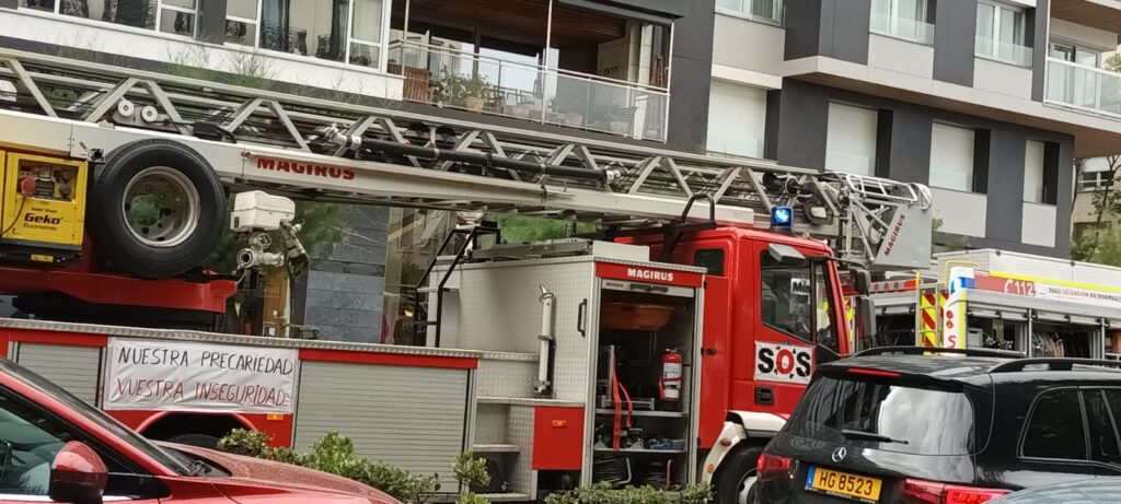bomberos Dos heridos en el incendio de una cocina en un piso del Alto de Errondo
