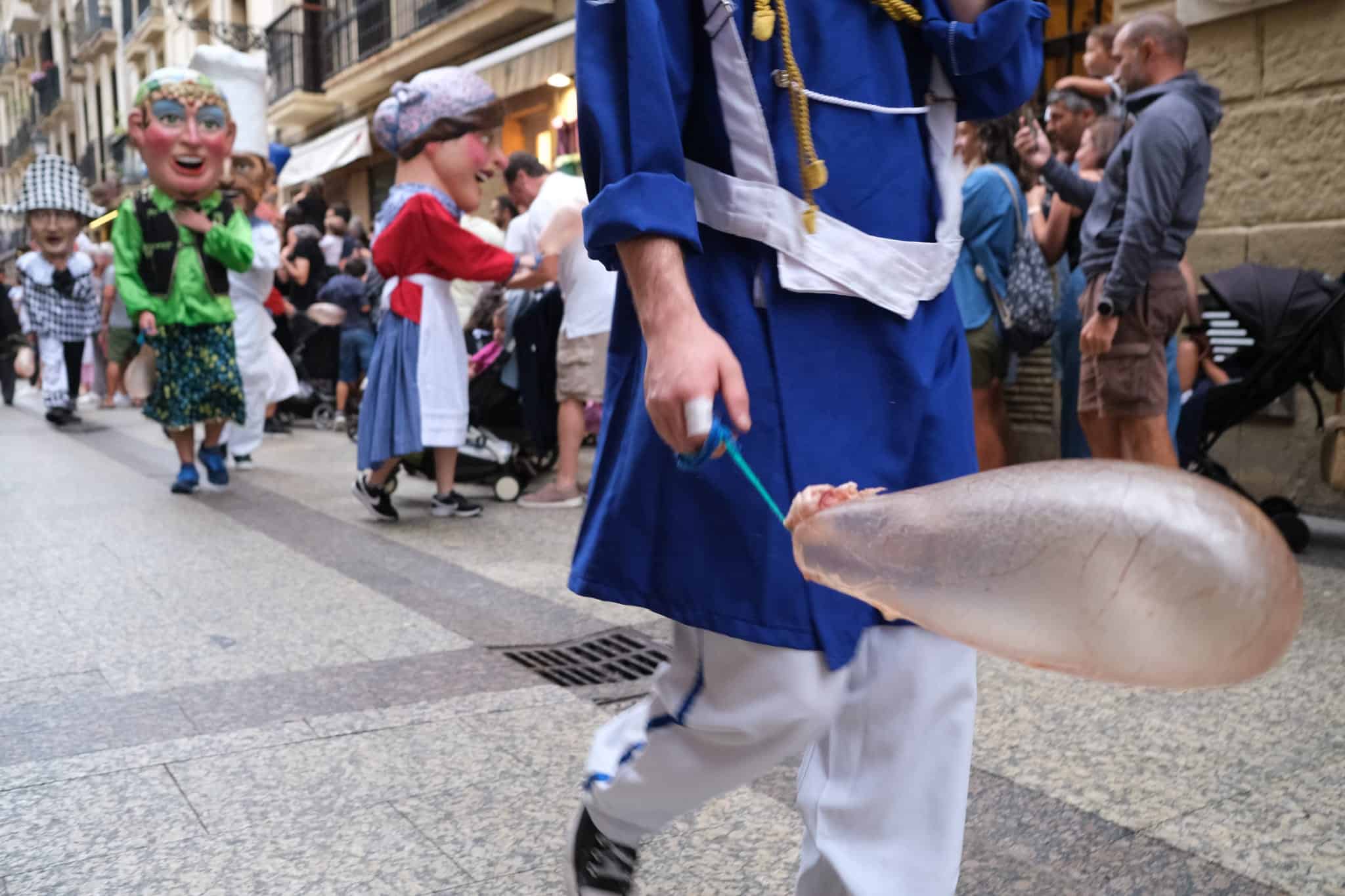 cabezudos2 - (Fotos del miércoles) Cabezudos y fuegos en la Aste Nagusia donostiarra