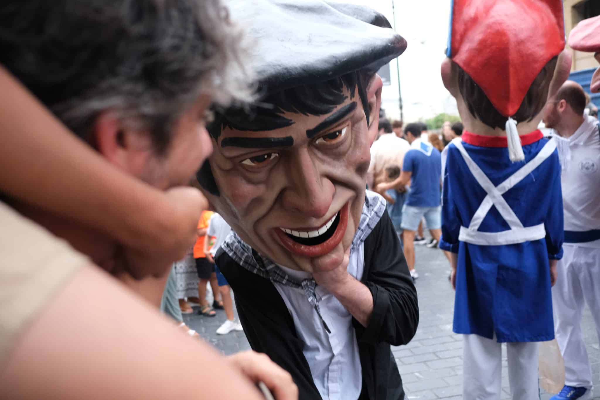 cabezudos3 - (Fotos del miércoles) Cabezudos y fuegos en la Aste Nagusia donostiarra