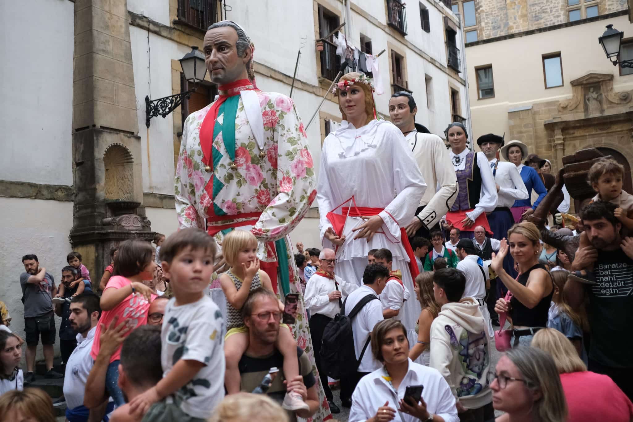 cabezudos4 - (Fotos del miércoles) Cabezudos y fuegos en la Aste Nagusia donostiarra