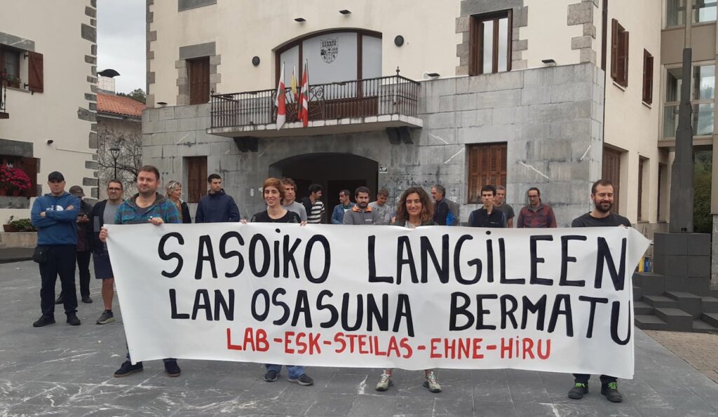 Concentracion de los sindicatos en Aduna Sindicatos protestan por la muerte de una trabajadora en Aduna y piden más seguridad