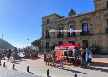 Bomberos de Donostia dan a conocer sus reivindicaciones. Foto vía twitter (Donostiako Suhiltzaileak)