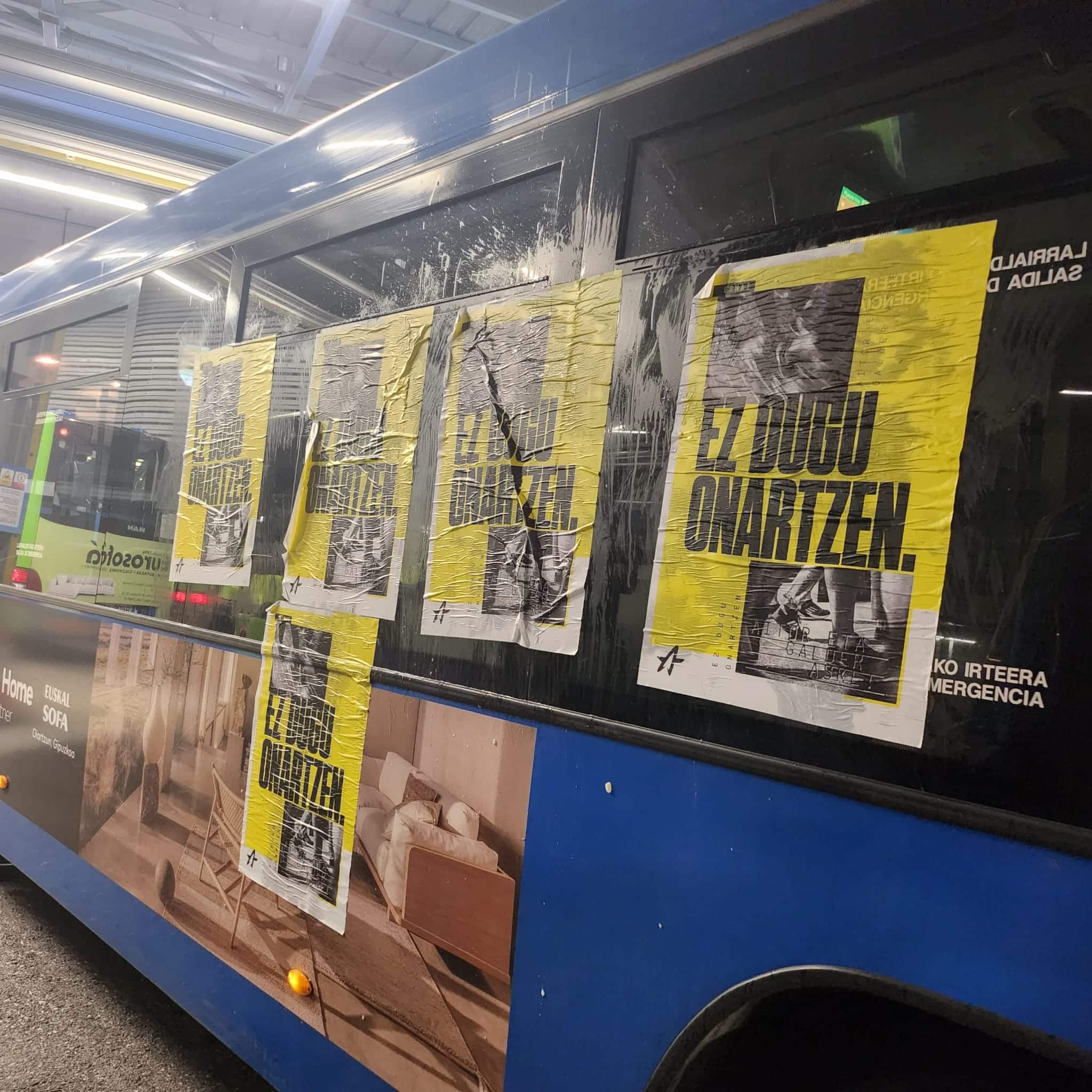 F7LOXqDWAAEXYho - Ataque a un autobús en la calle Matía de Donostia