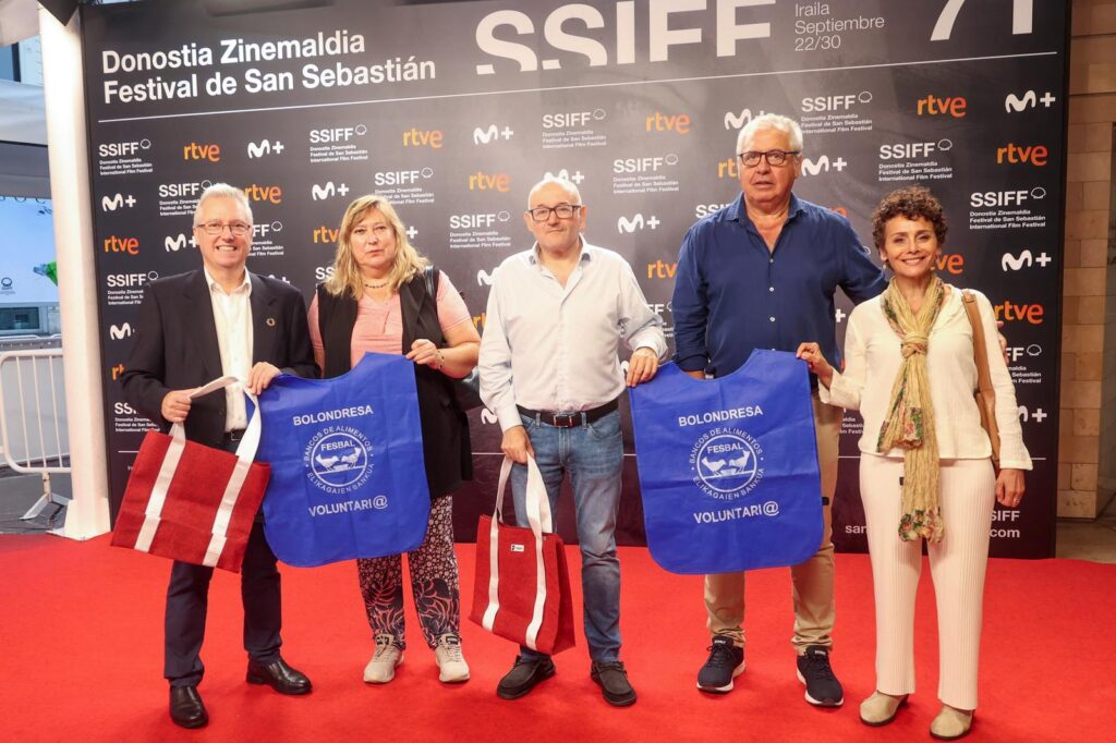 Presentacion del proyecto sostenible con una alfombra roja reciclada y reciclable La alfombra roja del festival se transformará en un millar de bolsas recicladas y solidarias