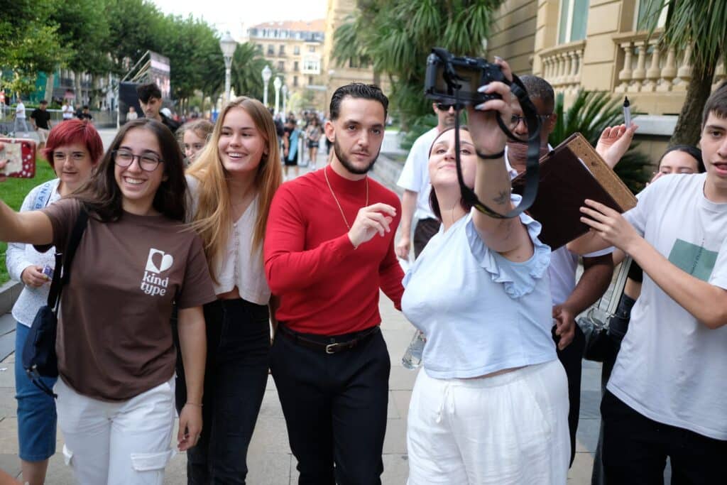 WhatsApp Image 2023 09 27 at 16.58.06 Decenas de fans reciben a C. Tangana a su llegada a Donostia
