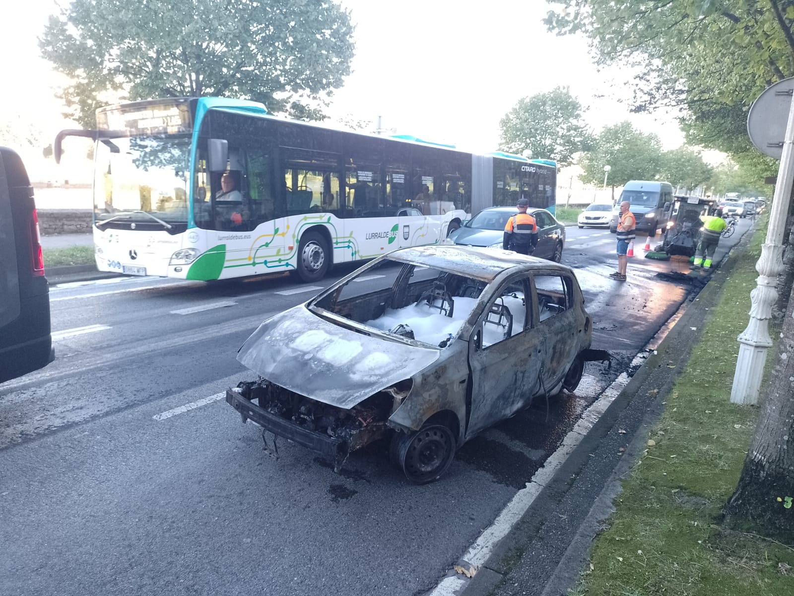 WhatsApp Image 2023 09 28 at 18.01.18 - Un incendio calcina un vehículo cuando circulaba por el centro de Donostia