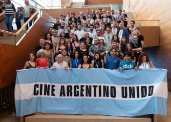 Cineastas argentinos en el Festival de San Sebastián contra el candidato ultraderechista a la presidencia del país, Javier Milei. Foto: Santiago Farizano