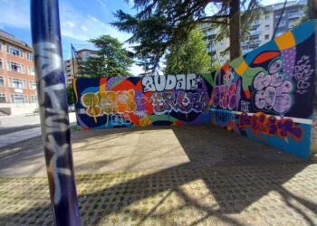 El frontón del parque Aitzol, lleno de pintadas. Foto: DonostiTik