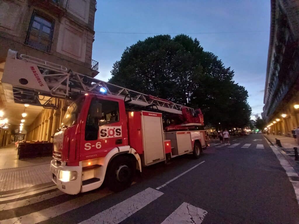 ee7d07f0 215f 4015 a7ca d9d9c1d936de Tres coches calcinados y otros tantos dañados en un incendio en Pasaia