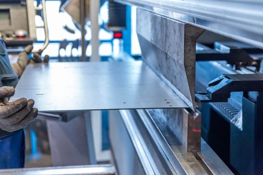tube bender 2819136 1280 Un peón del metal en Gipuzkoa gana un 23,5% más que un ingeniero en Lérida
