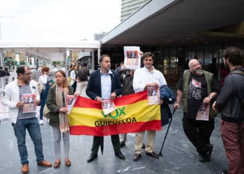Representantes de VOX en la puerta del Kursaal con motivo del pase de 'No me llame Ternera'. Foto: Santiago Farizano