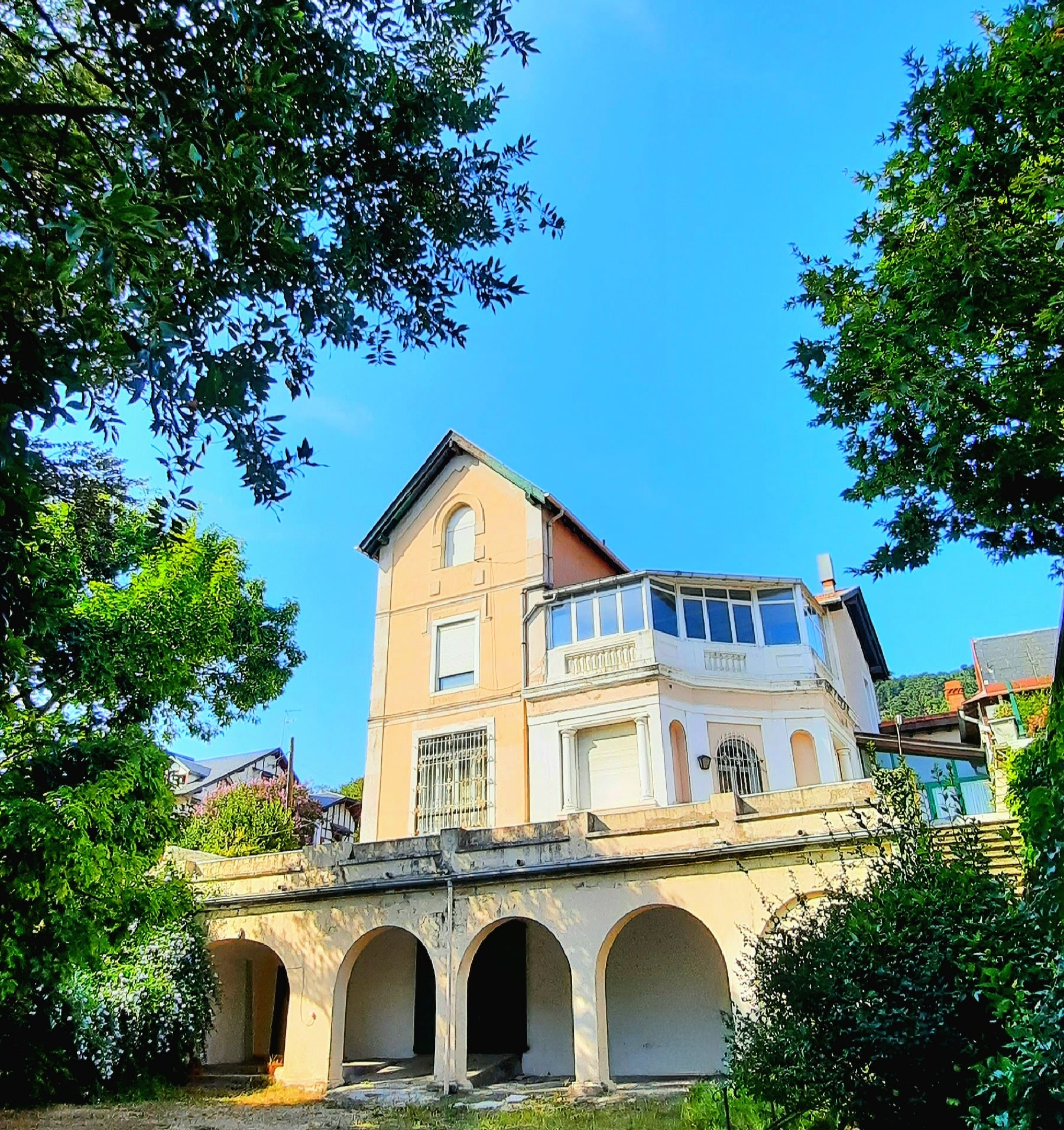 1. FACHADA DELANTERA Tres adosados sustituirán a Villa Celayenea en Ategorrieta, "una burrada" para Áncora