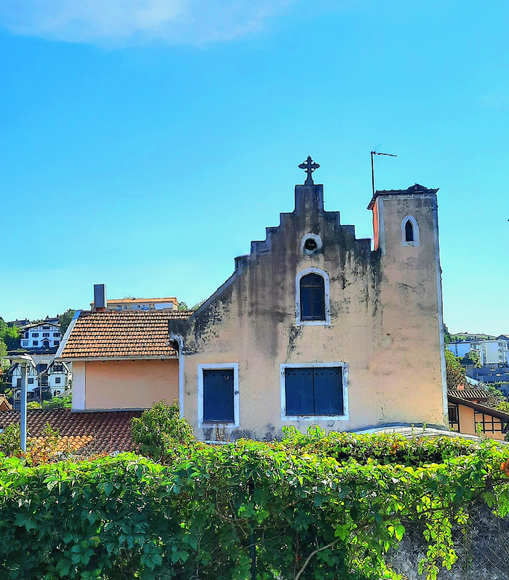2. FACHADA POSTERIOR Tres adosados sustituirán a Villa Celayenea en Ategorrieta, "una burrada" para Áncora
