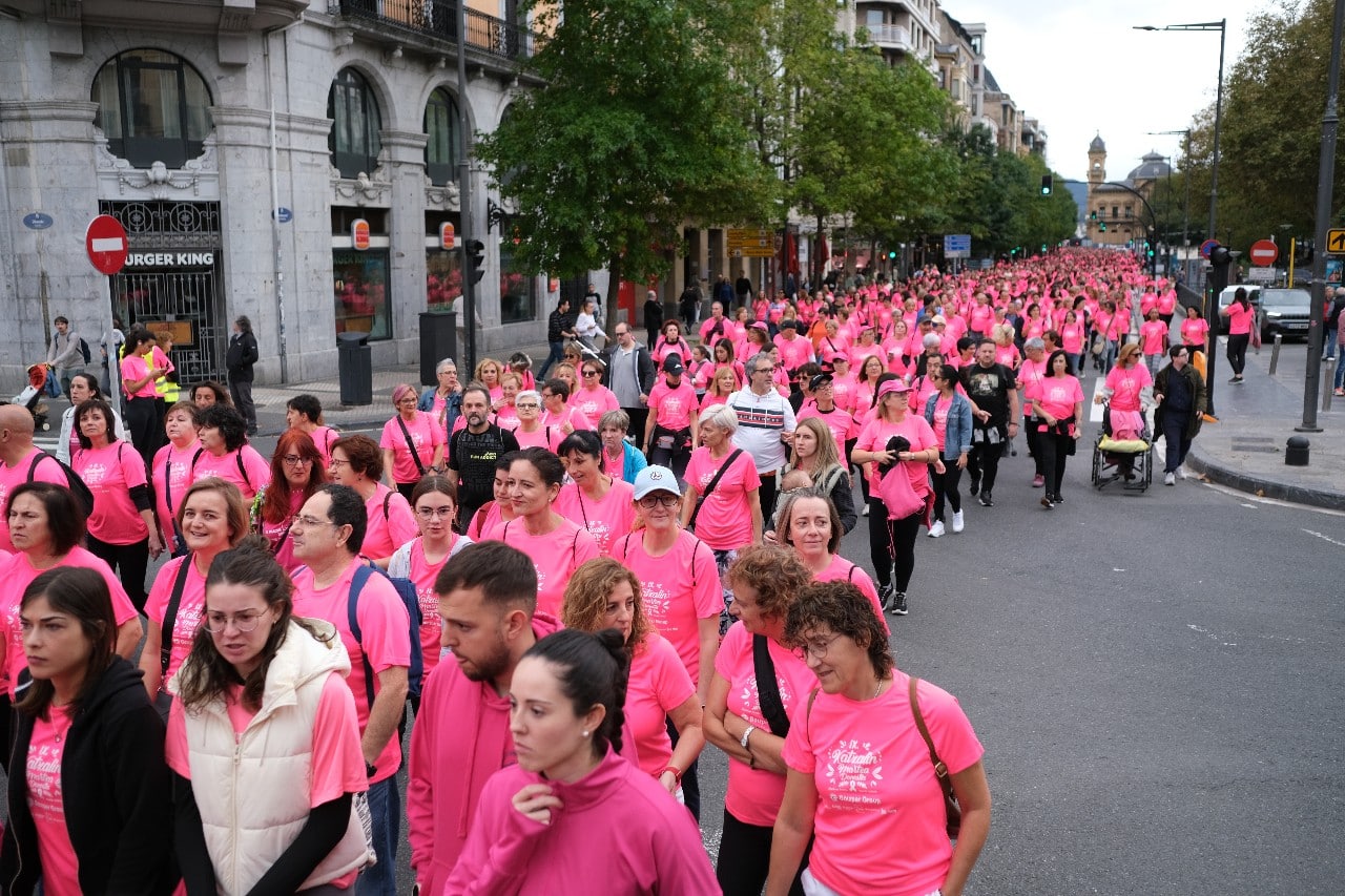 2023 1029 12145000 copy 1280x853 - Donostia se tiñe de rosa con Katxalin y contra el cáncer de mama