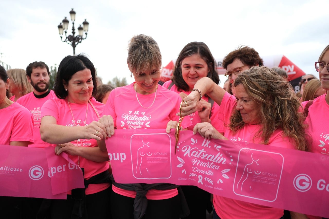 2023 1029 12152700 copy 1280x853 - Donostia se tiñe de rosa con Katxalin y contra el cáncer de mama