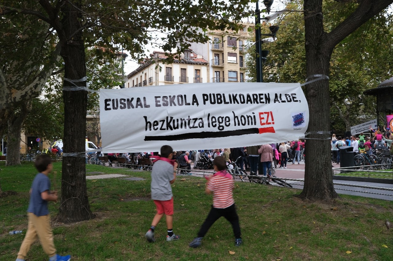 2023 1029 12490000 copy 1280x853 - Multitudinaria marcha contra la Ley de Educación en Donostia