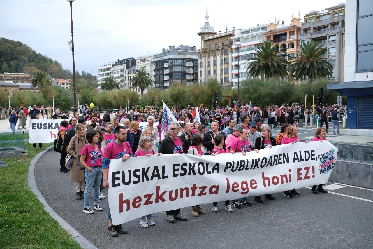 2023 1029 13492500 copy 1280x853 - Multitudinaria marcha contra la Ley de Educación en Donostia