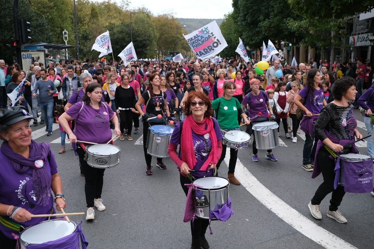 2023 1029 13500100 copy 1280x853 - Multitudinaria marcha contra la Ley de Educación en Donostia