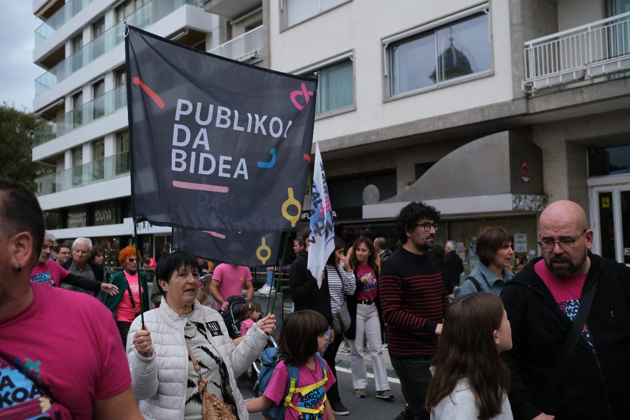 2023 1029 13501000 copy 1280x853 - Multitudinaria marcha contra la Ley de Educación en Donostia