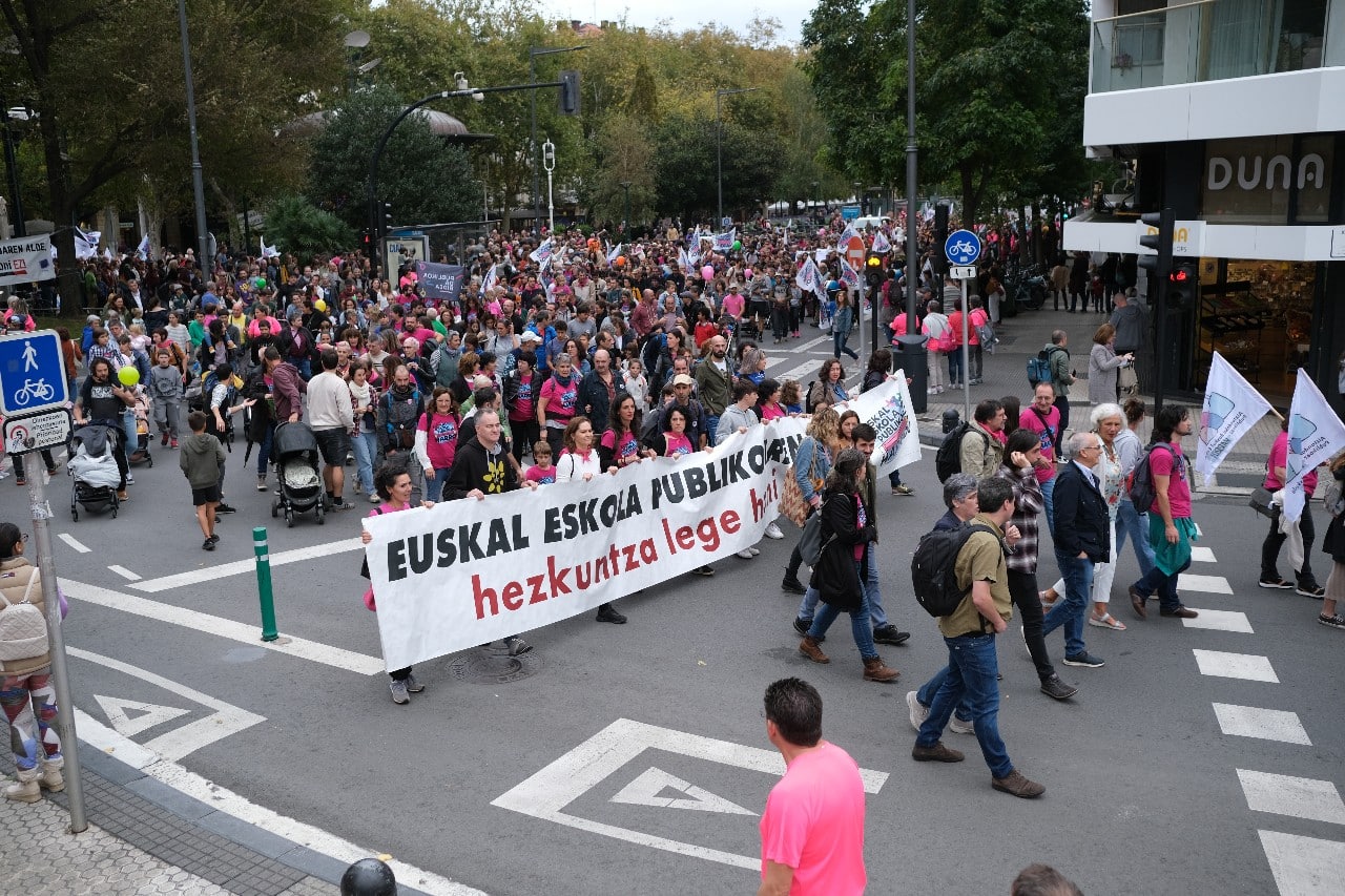 2023 1029 13503800 copy 1280x853 - Multitudinaria marcha contra la Ley de Educación en Donostia