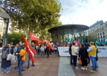 Concentración en el Boulevard este pasado 24 de octubre durante la huelga de la enseñanza convocada por STEILAS, ELA y CCOO. Foto: DonostiTik