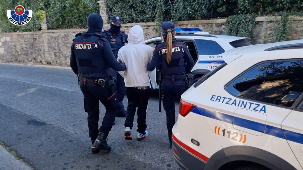 Dos detenidos por la muerte de un hombre esta madrugada en un piso de San Sebastián 8 Detencion 8 Dos detenidos por la muerte de un hombre esta madrugada en un piso de San Sebastián