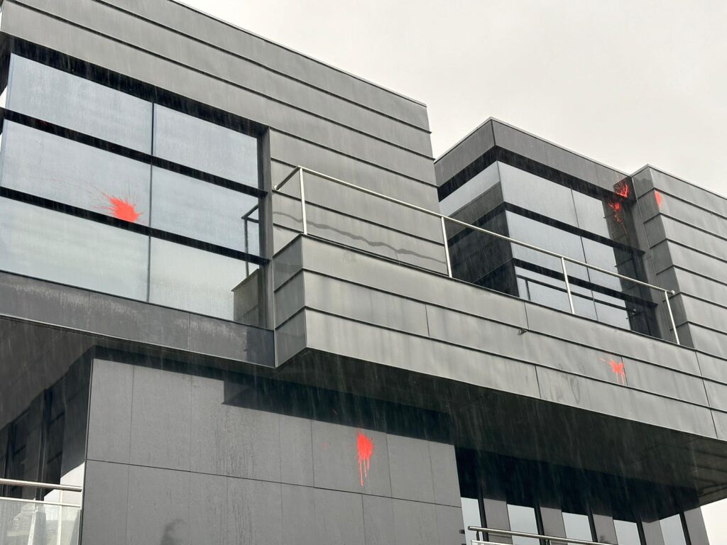 F9XWqfiWwAA6S88 Ataque con pintura roja a la sede del PNV en Donostia