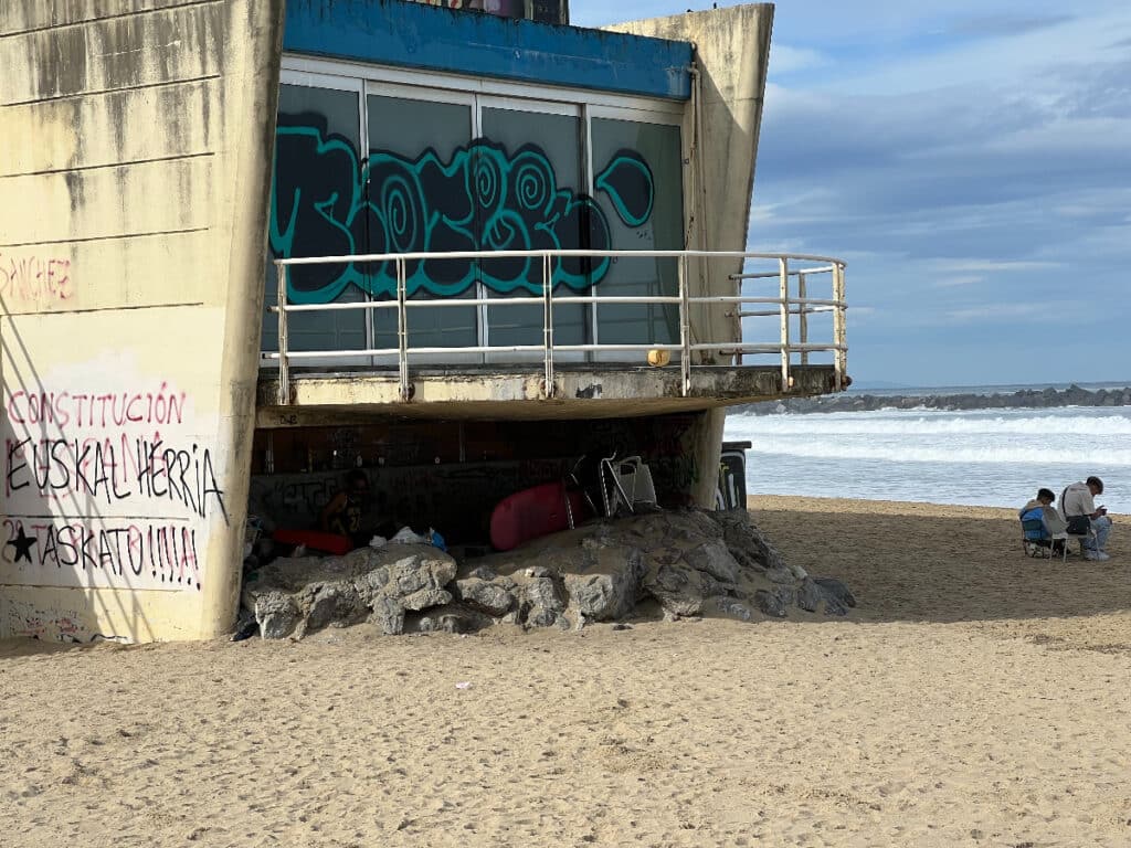 F9wc7YgXgAAQMLc Barrotes para que nadie duerma o acampe en los bajos del Zurriola Marítimo