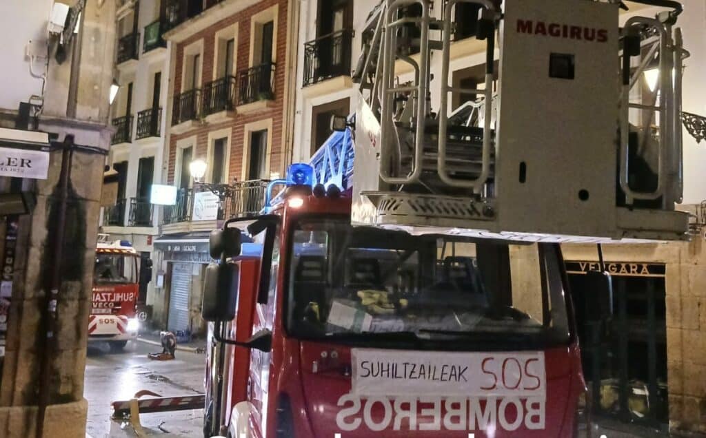 Incendio en dos viviendas Tres evacuados en un incendio en Errenteria que obliga a desalojar un edificio