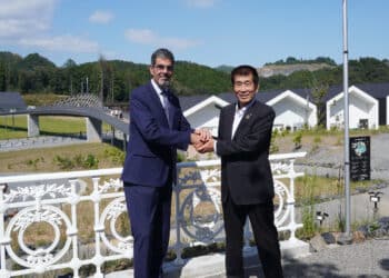 Eneko Goia con el alcalde de Taki durante la visita a Japón. Foto: Ayto