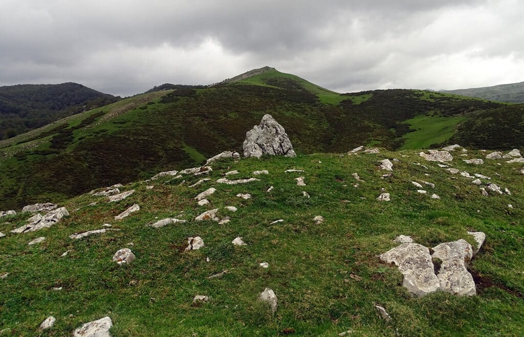 Piedra de Gaztelueta con Trorrotxeta al fondo Gaztelueta. Bailando bajo el embrujo de la luna llena