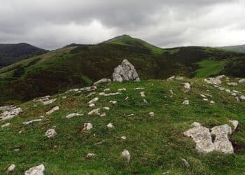 Piedra de Gaztelueta con Trorrotxeta al fondo. Fotos Aitor Ventureira