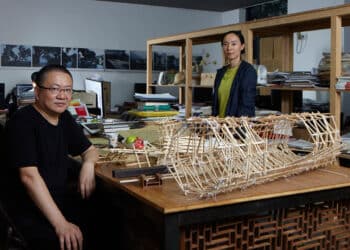 El Pritzker 2012 Wang Shu y la arquitecta Lu Wenyu. Foto: Mugak