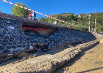 Los destrozos en Ondarreta a causa de las mareas vivas. Foto: Ayto