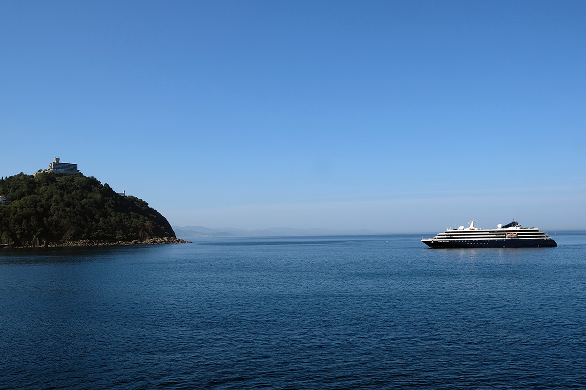 XE3S9507 - El crucero World Traveller en la costa donostiarra
