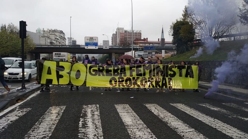 2023 11 24 PiketeFeministaDonostian Un piquete feminista corta la Avenida de Tolosa como previa de la huelga