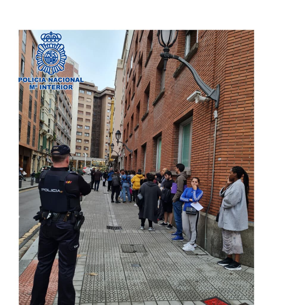 20231116 112221 1 Dos detenidos en Donostia por cobrar hasta 2.100 euros por obtener una cita de asilo