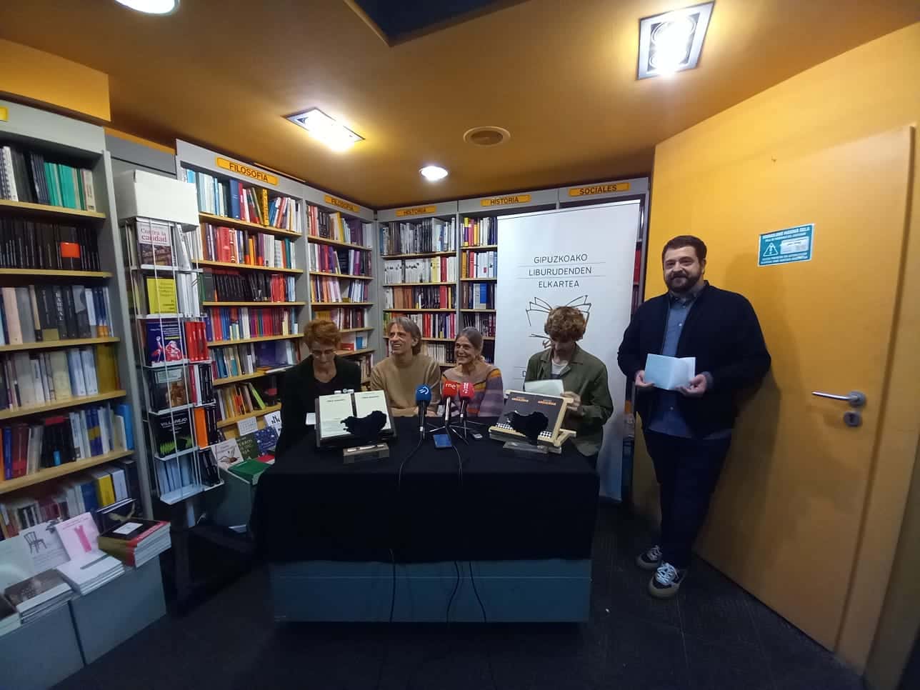 6ee8ac62 f6d8 4b20 bf6b f5a51bee39bd - Juan Tallón y Miriam Luki, muy "honrados", reciben sus Premios Euskadi de Plata de manos de los libreros