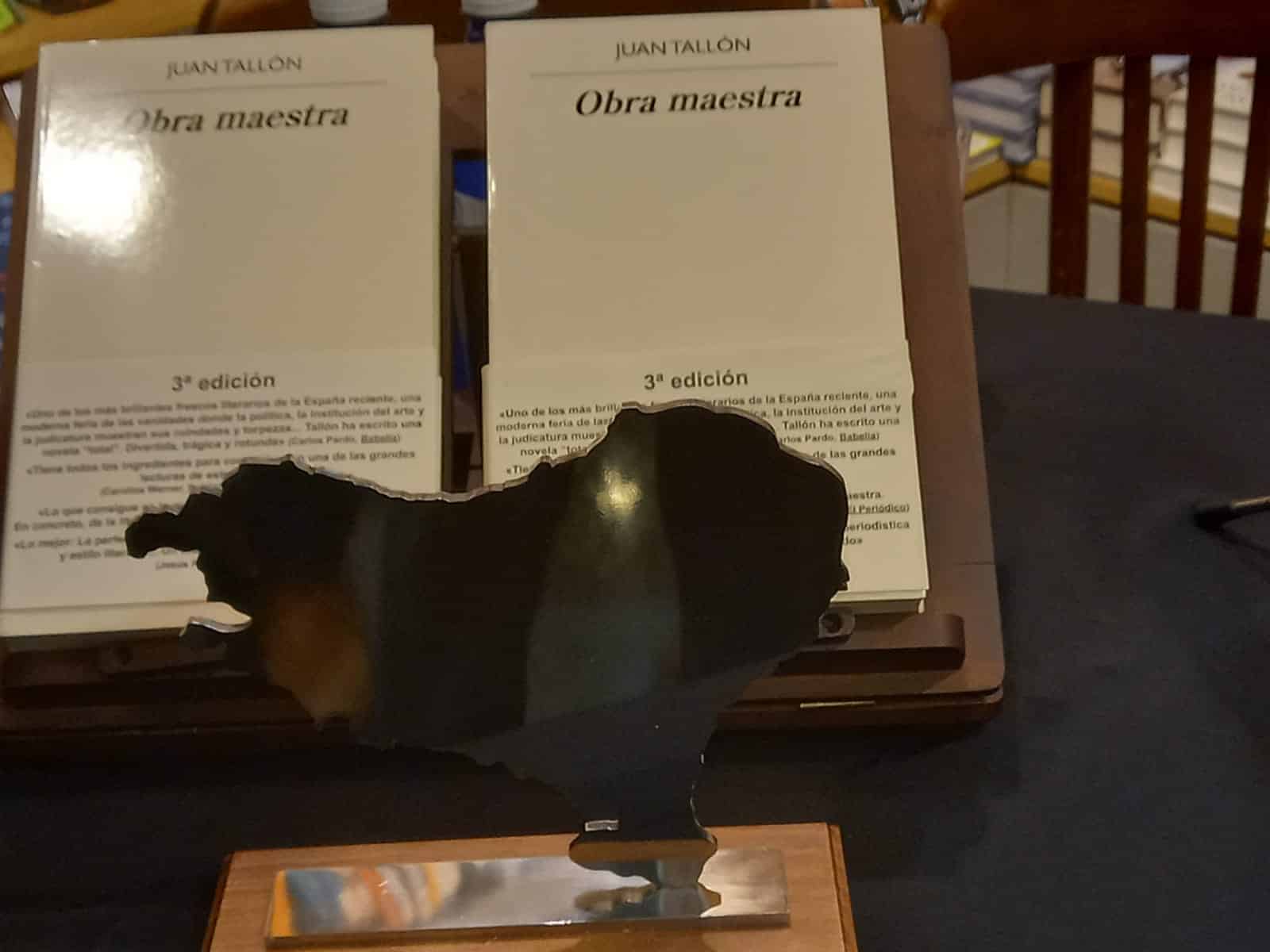 7dee979c b32f 4e17 9c46 23a3090d589f - Juan Tallón y Miriam Luki, muy "honrados", reciben sus Premios Euskadi de Plata de manos de los libreros