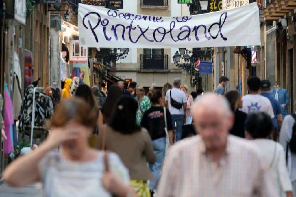 Bizilagunekin Pintxoland 1024x683 - Bizilagunekin, contra la turistificación en Donostia: “La expulsión del vecindario de sus barrios es masiva”