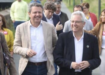 Santano, a la izquierda, con el secretario del PSE en Gipuzkoa José Ignacio Asensio. Foto: Diputación