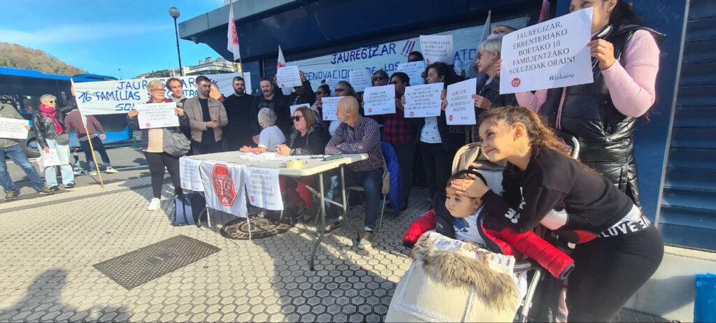IMG 20231118 124134 892 Stop Desahucios pide la "renovación inmediata" de los contratos de las VPO de Errenteria