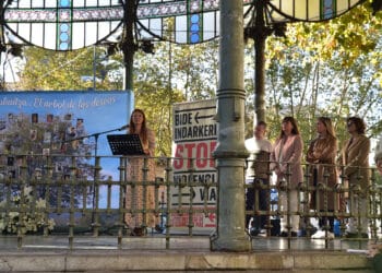 Acto por las víctimas del tráfico hoy en el Boulevard donostiarra. Foto: Gobierno vasco