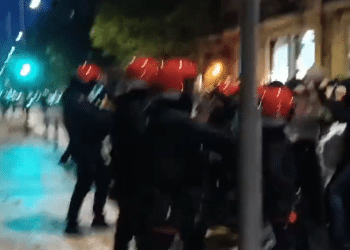 Imagen de un vídeo puesto en redes por Gedar.eus. Altercados en la sede socialista de Donostia el viernes.