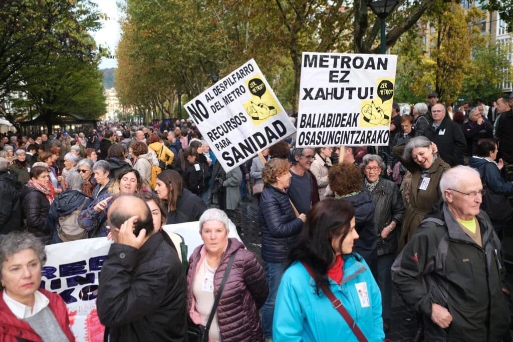 WhatsApp Image 2023 11 11 at 17.51.48 1 Miles de personas se manifiestan en Euskadi en defensa de una sanidad pública de calidad