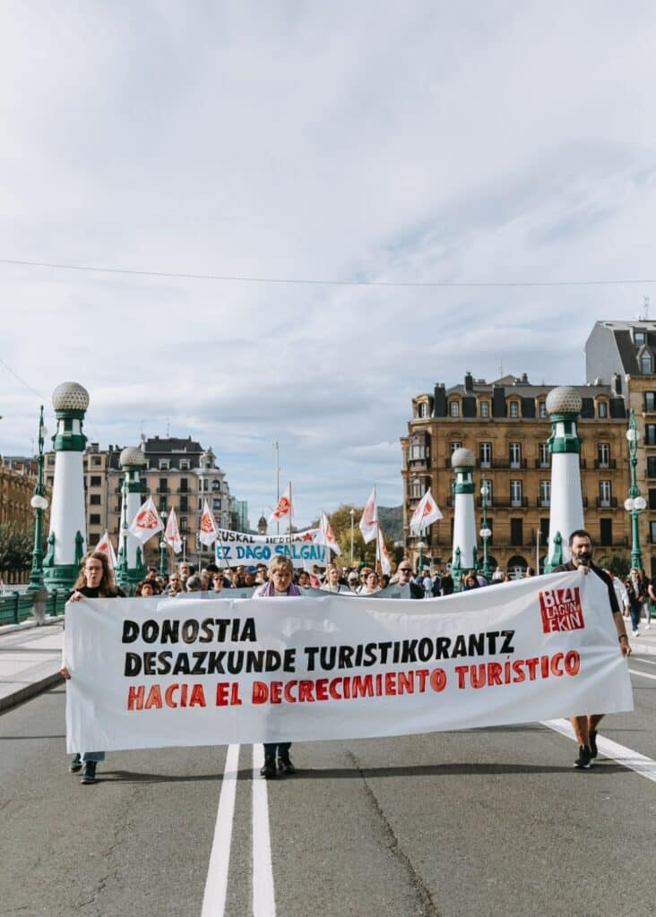 Bizilagunekin, contra la turistificación en Donostia: “La expulsión del vecindario de sus barrios es masiva” 18 bizilagunekin donostitik manifa Bizilagunekin, contra la turistificación en Donostia: “La expulsión del vecindario de sus barrios es masiva”
