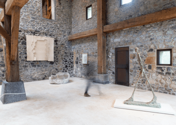 Vista de la exposición Universo Maeght en Chillida Leku con la obra Homme qui marche II de Alberto Giacometti.
Foto: Telmo Sánchez Ugalde