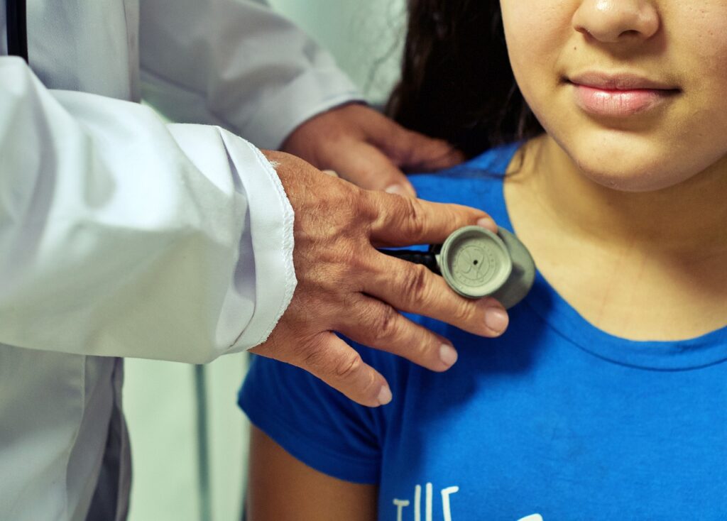 doctor 6497498 1280 FACUA Euskadi reclama más pediatras para Osakidetza