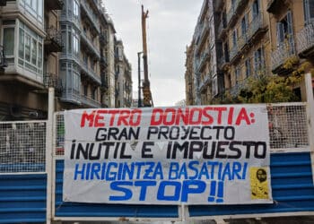 Pancarta de Satorralaia con motivo del 'Día contra los Grandes Proyectos Inútiles e Impuestos' que se celebra en Europa hoy 8 de diciembre. Foto: Satorralaia